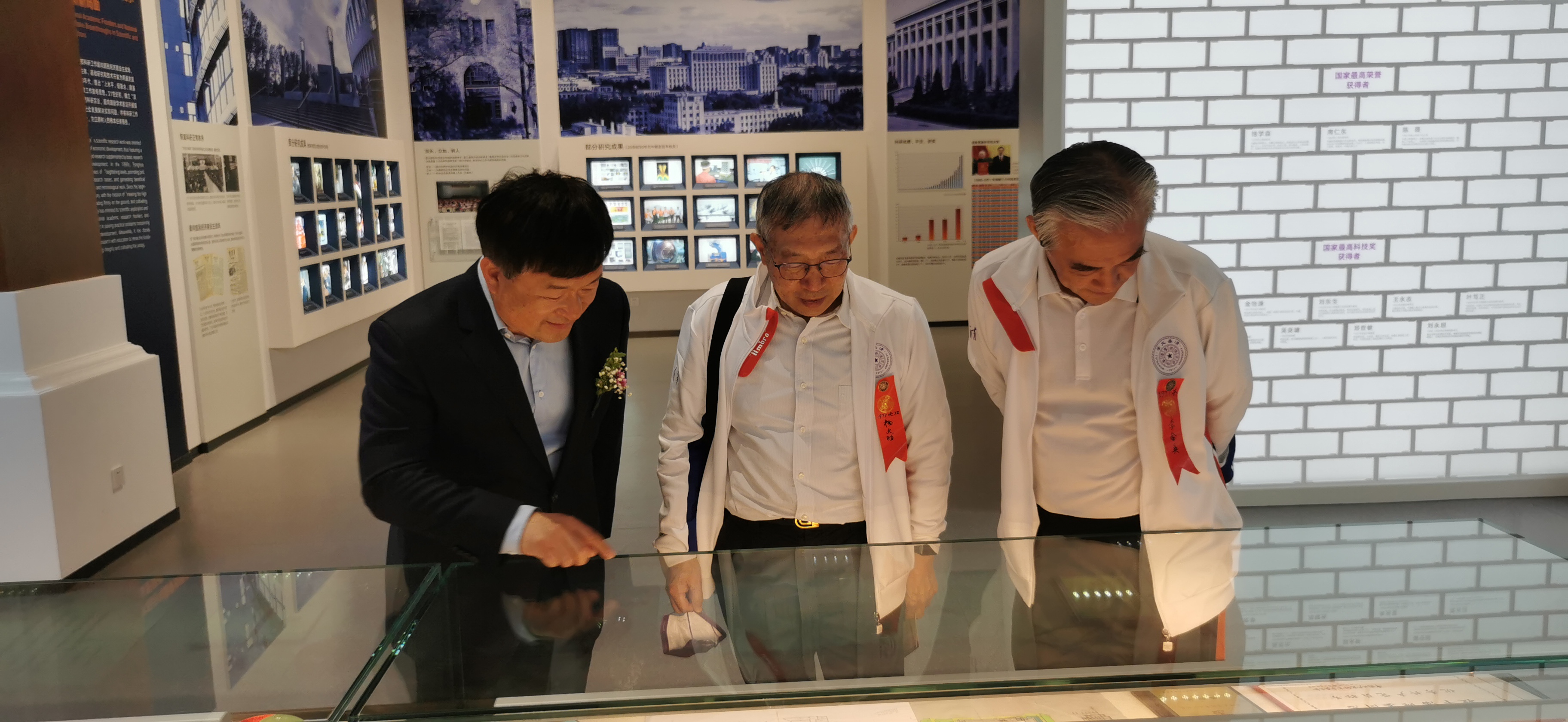 20220424-精品无码久久久久久久久_国产精品一区二区三区四区五区_欧美亚洲国产激情一区二区_午夜精品久久久久久久久久久久_亚洲欧洲中文日韩久久AV乱码_91精品欧美一区二区三区_久久精品一区二区免费播放_日韩高清大片永久免费入口_久久国产欧美日韩精品免费_欧美一区二区三区久久综合_国产精品天天狠天天看110周年校庆参观校史展-薜建团-捐赠人(中)亲自来看展.jpg